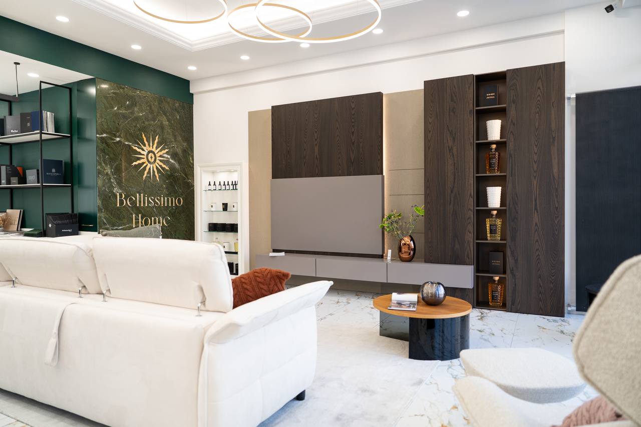 Kompleksowe wnętrze salonu z marmurową ścianą i symbolem Bellissimo Home – ekspozycja w showroomie, ul. ks. Witolda 34a, Wrocław.