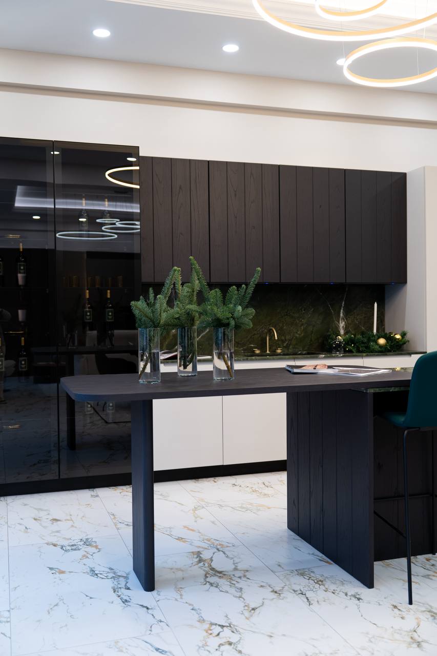 Luksusowa ciemna kuchnia na wymiar i dedykowane blaty z marmuru Romagno Marmi – Bellissimo Home, Bulwary Książęce (Wrocław, Kępa Mieszczańska, 500m od Rynku).